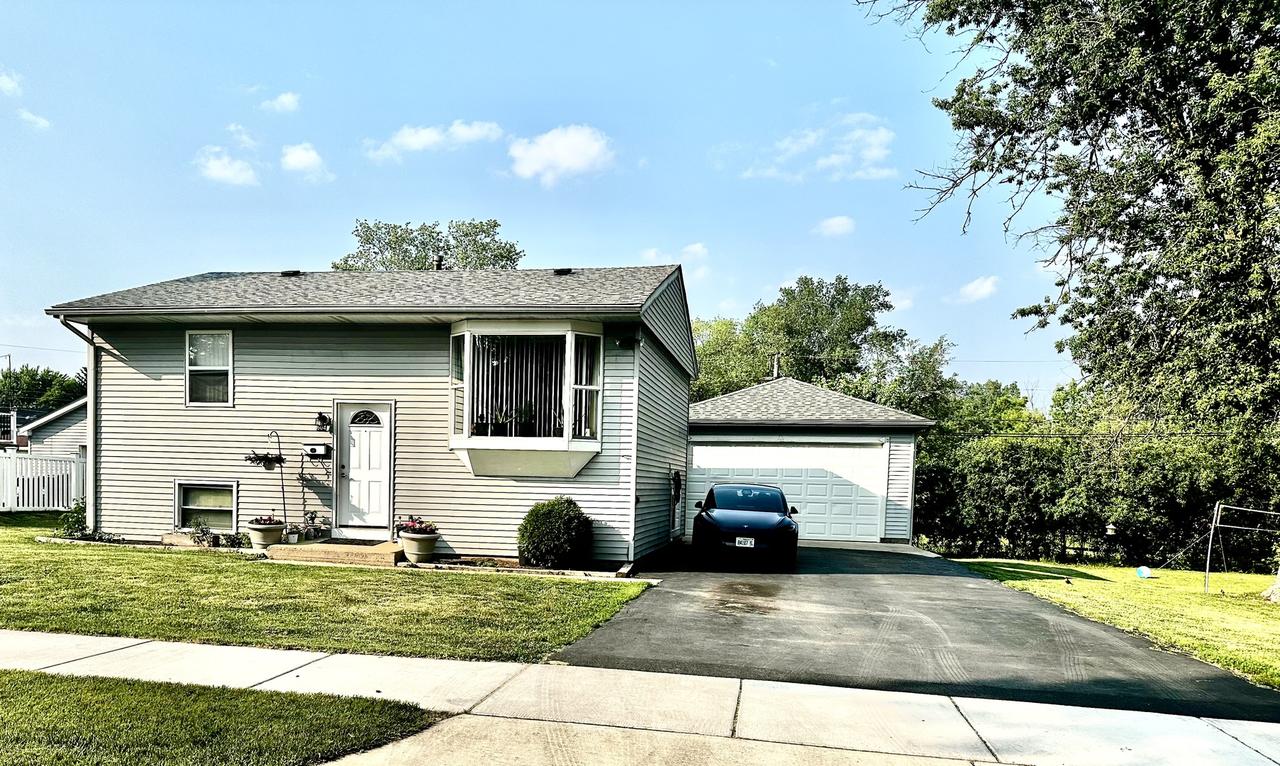 604 West Wind Dr., Carpentersville, IL 60110
