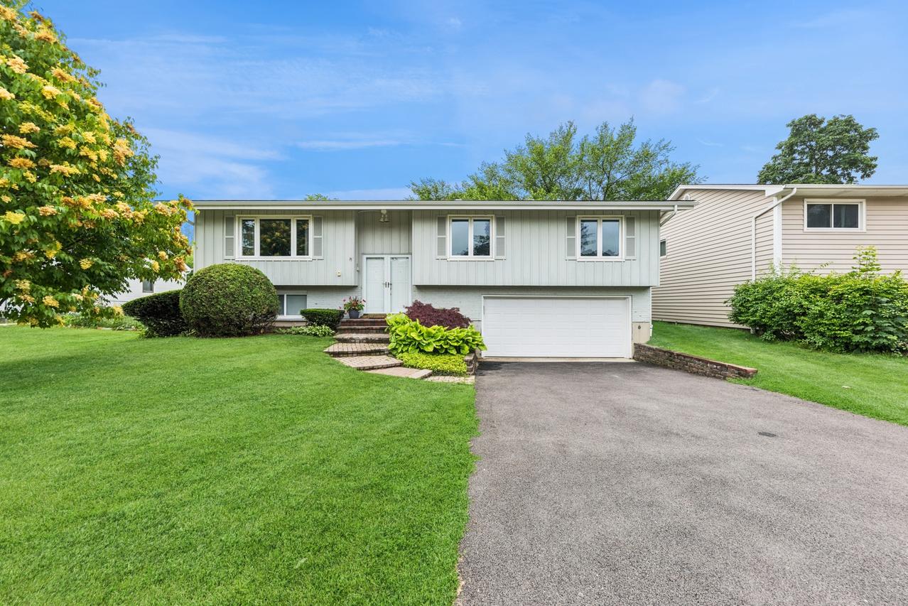 906 W North Ave., Lake Bluff, IL 60044
