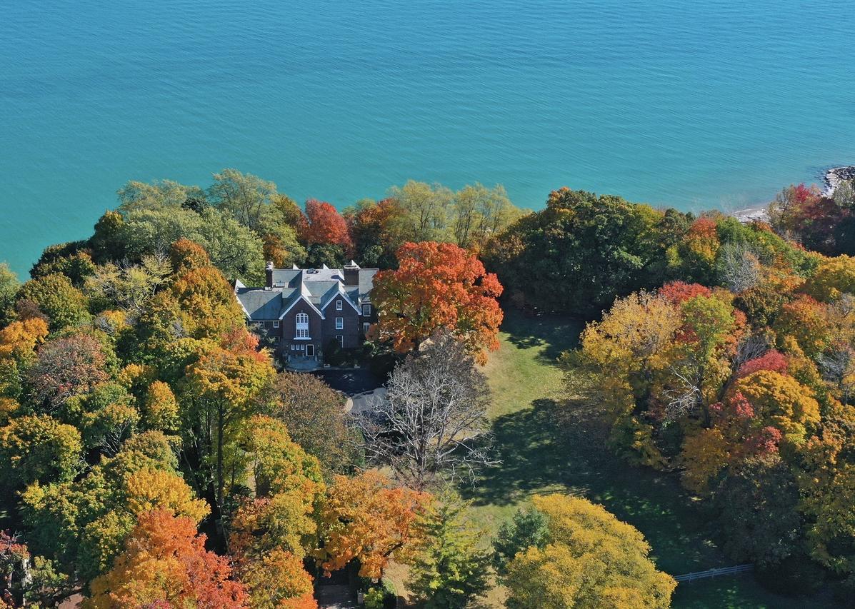 111 Mayflower Rd., Lake Forest, IL 60045