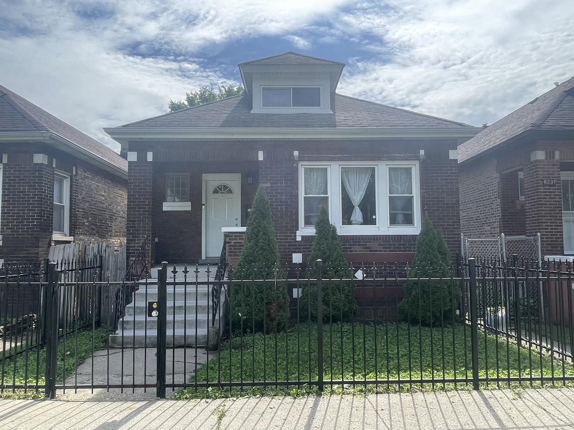 8233 S Manistee Ave., Chicago, IL 60617