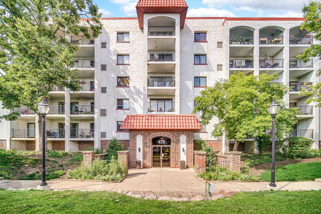 475 Plum Creek Dr. #212, Wheeling, IL 60090