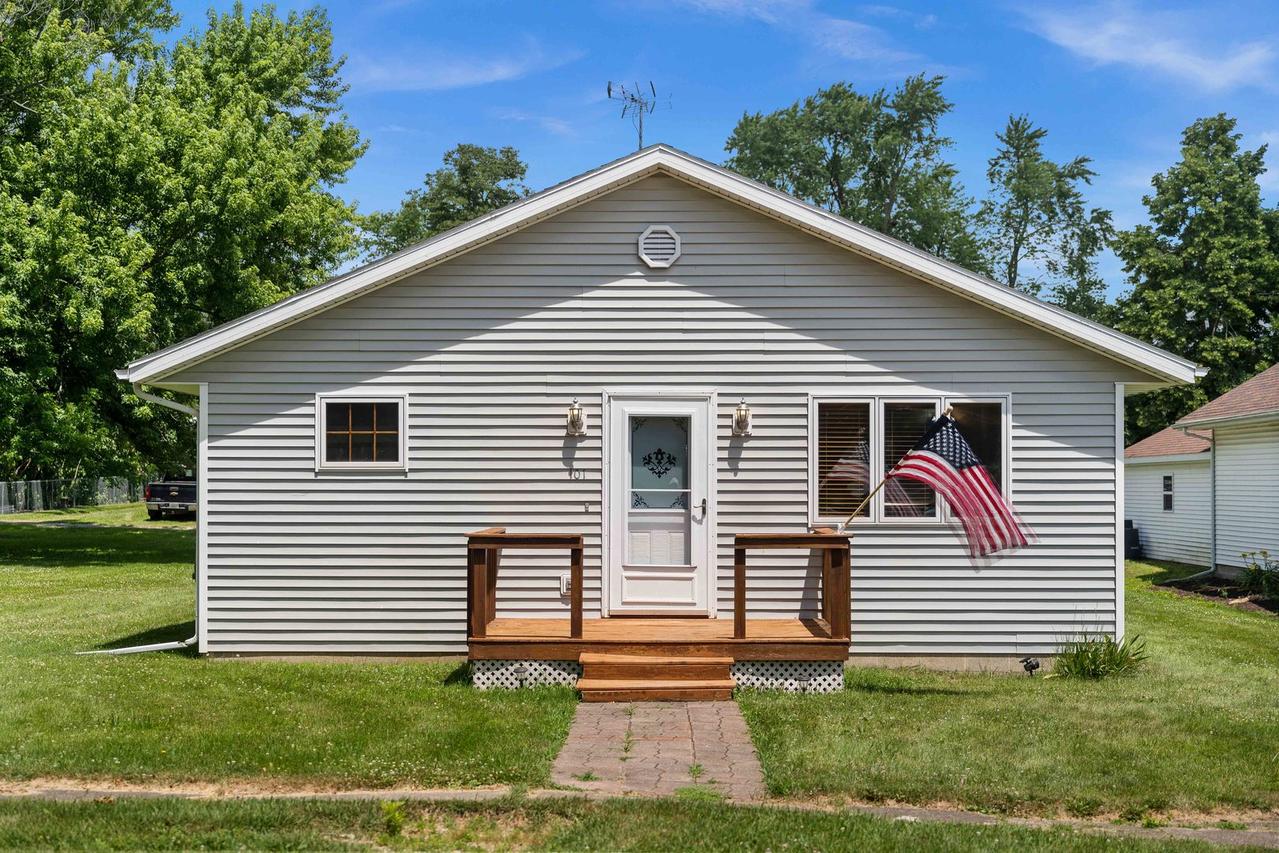 101 W Olive St., Colfax, IL 61728