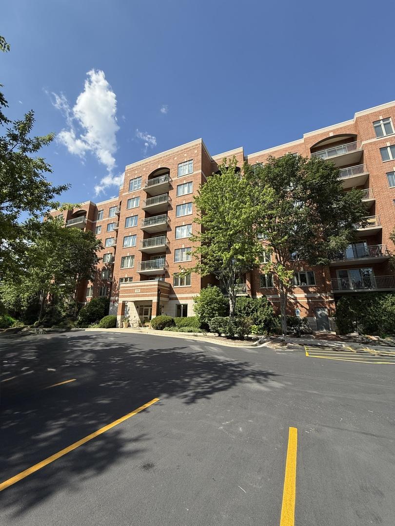 370 S Western Ave. #408, Des Plaines, IL 60016