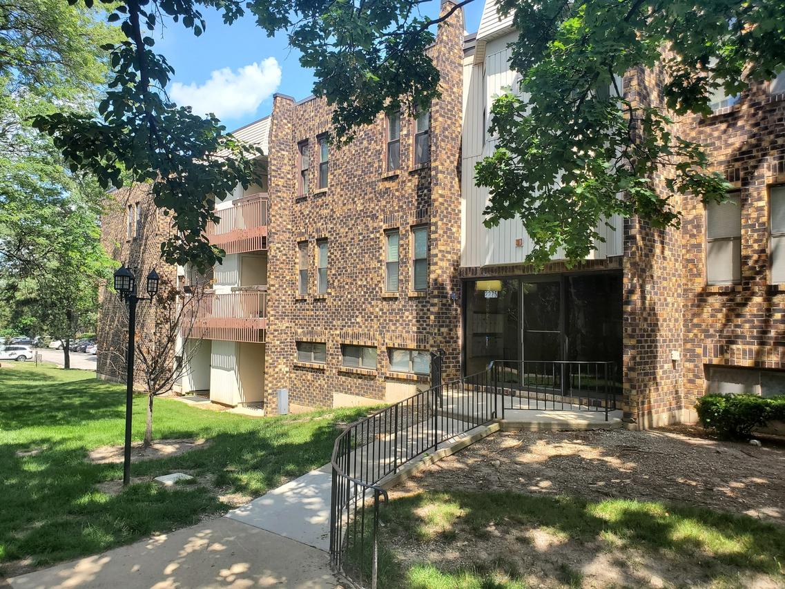 2275 Country Club Dr. #23, Woodridge, IL 60517