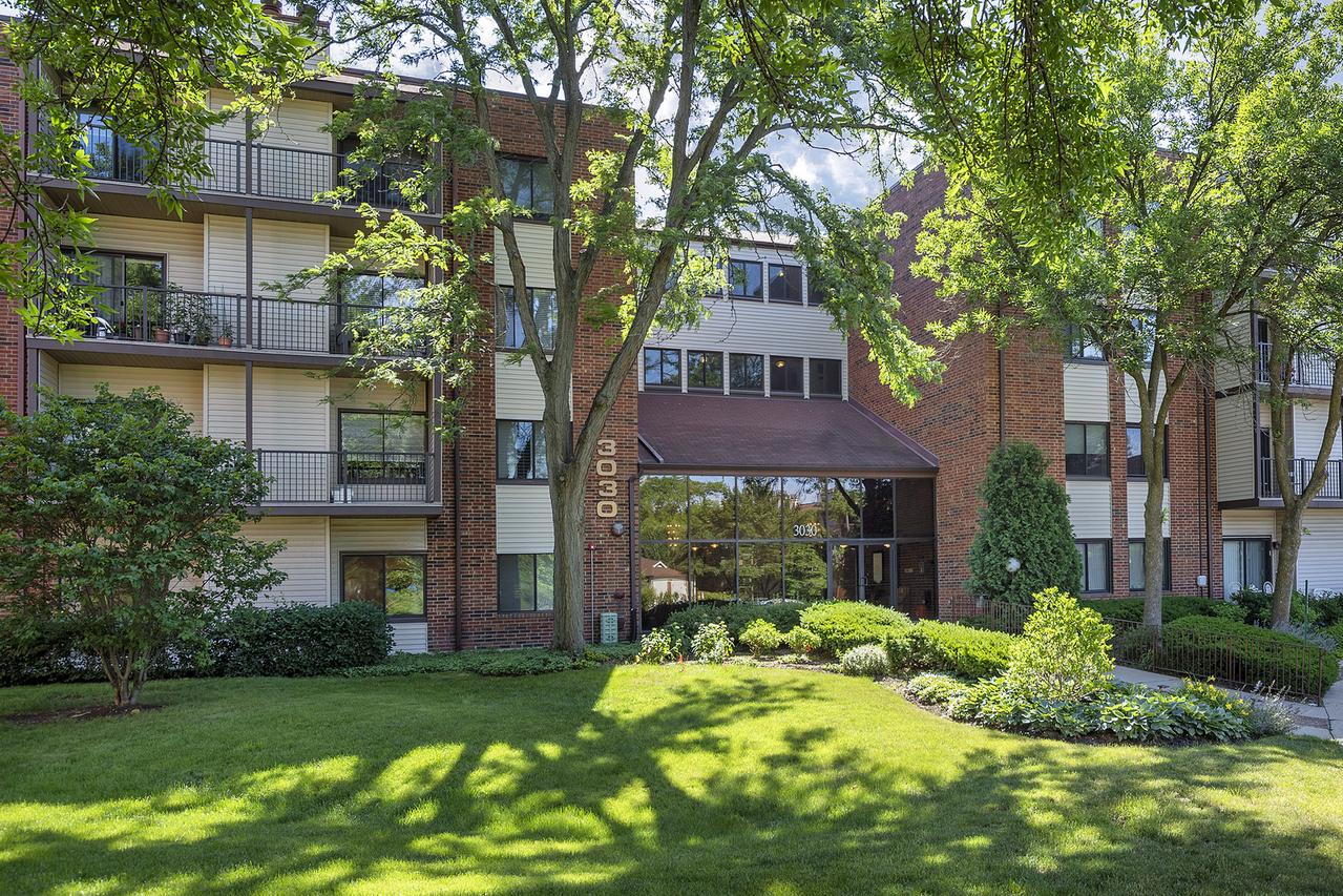 3030 Pheasant Creek Dr. #102, Northbrook, IL 60062