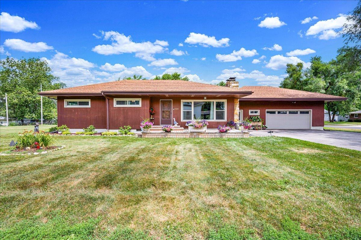 320 S 4th St., Wapella, IL 61777