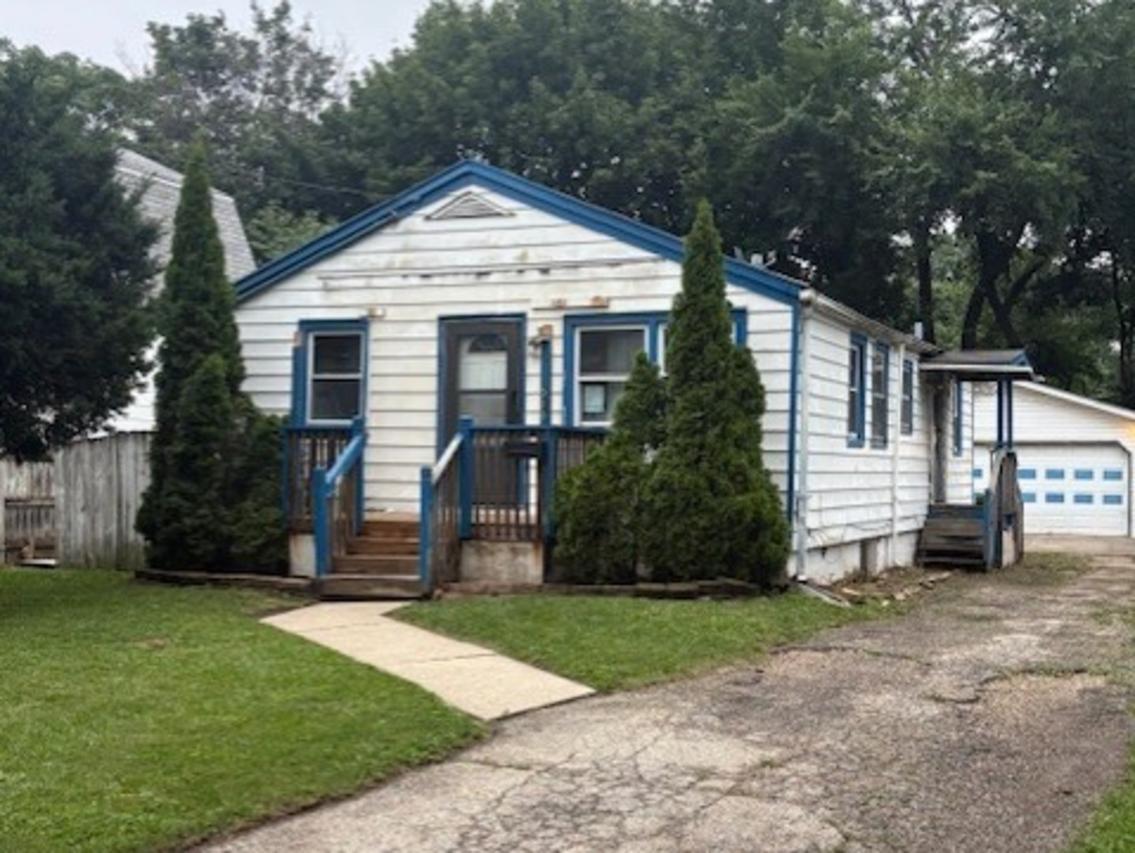 915 S Liberty St., Elgin, IL 60120