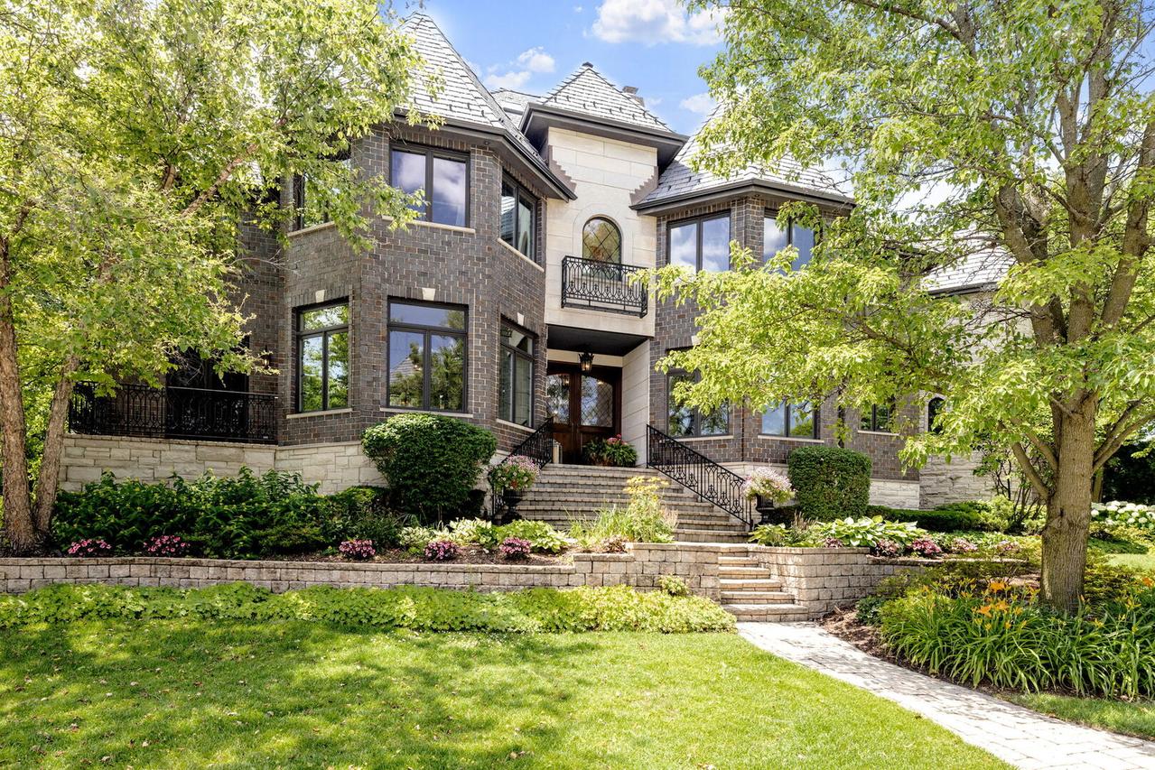 17 Ambriance Dr., Burr Ridge, IL 60527