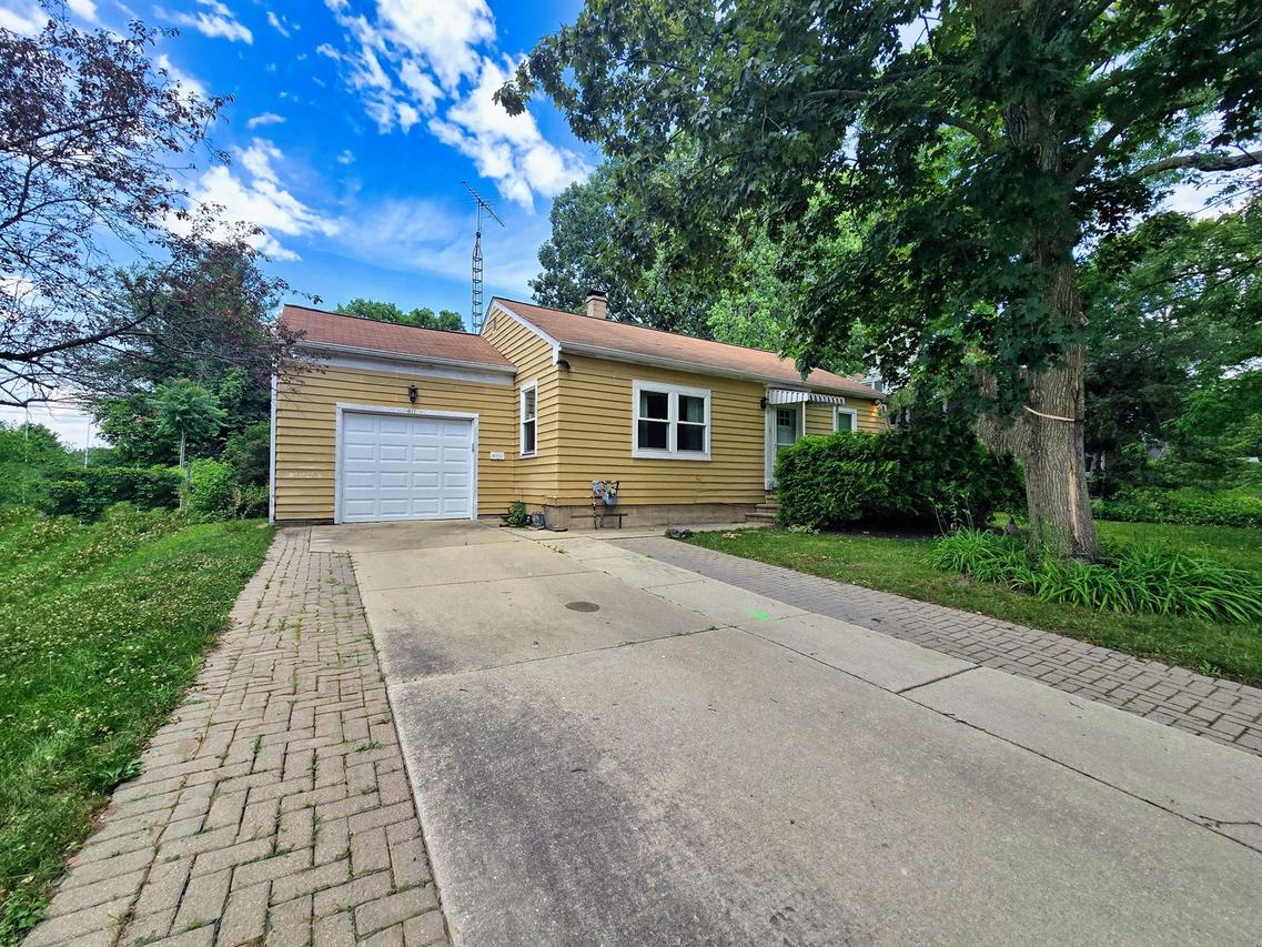 411 Woodward Ave., Geneva, IL 60134