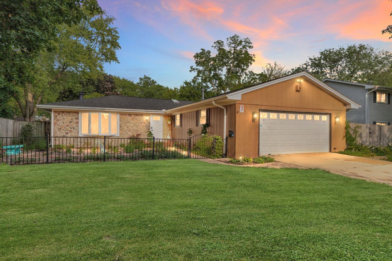 7 Walnut Dr., North Aurora, IL 60542