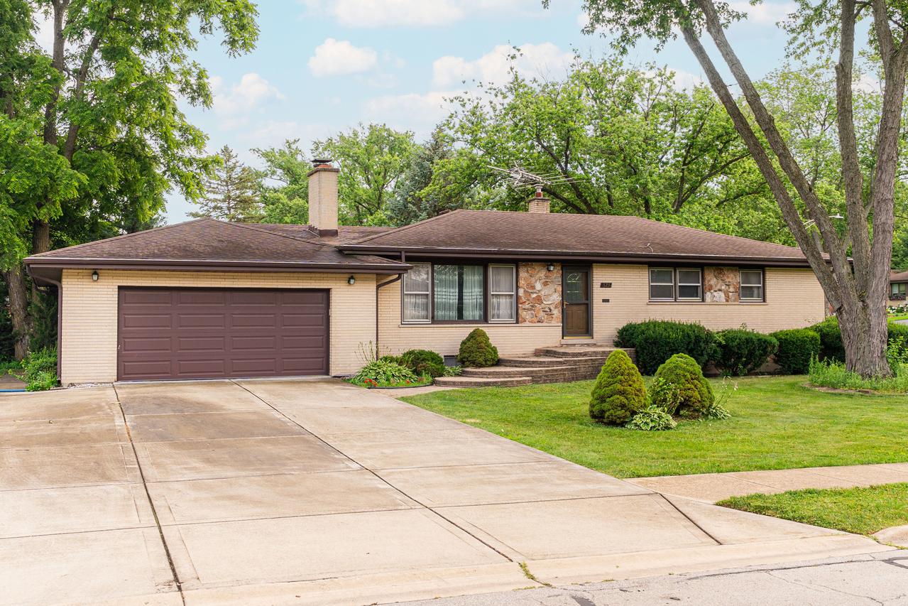 525 Bunning Dr., Downers Grove, IL 60516