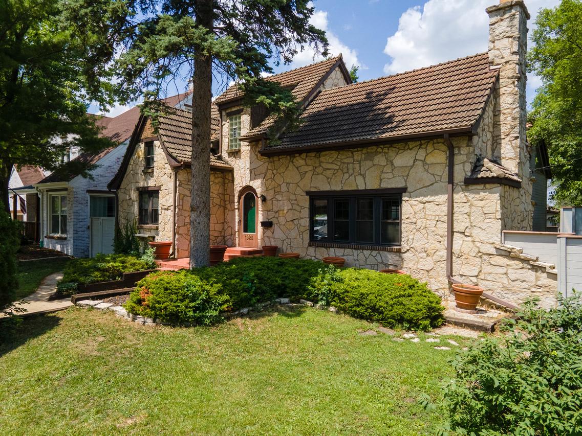 1928 Kennicott Ct., Des Plaines, IL 60018