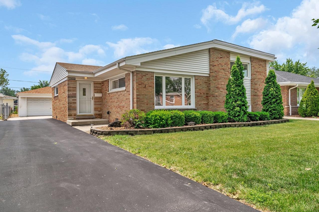10833 Robinhood St., Westchester, IL 60154