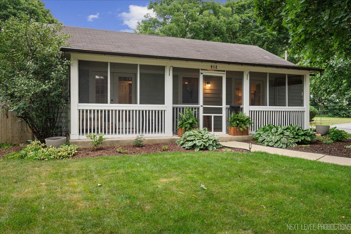 912 Jackson Ave., St. Charles, IL 60174
