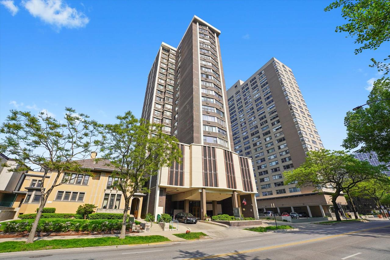 6325 N Sheridan Rd. #802, Chicago, IL 60660