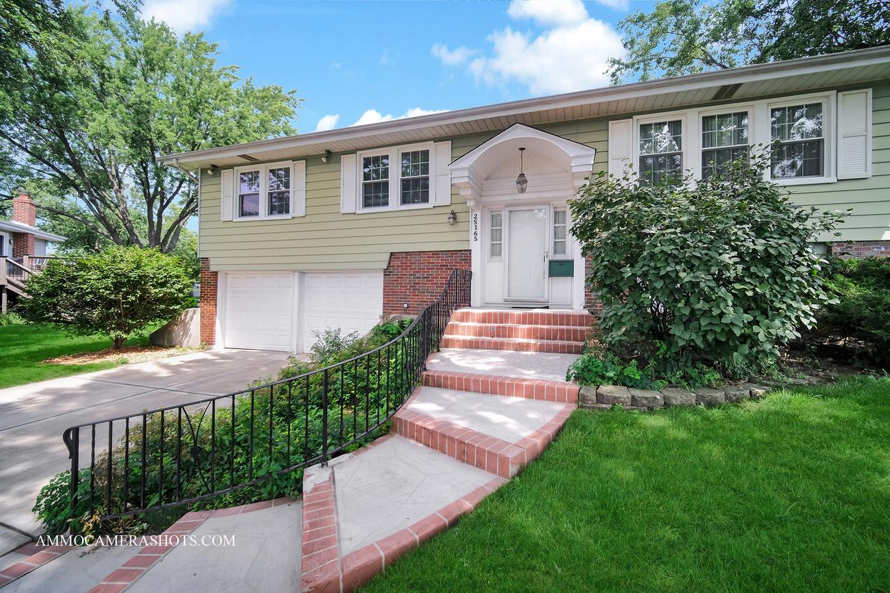 2S165 Huntington Ct., Glen Ellyn, IL 60137