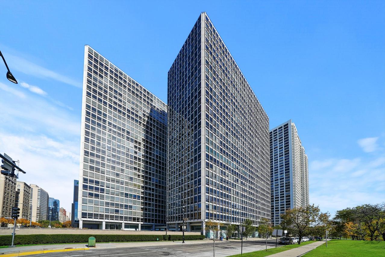 330 W Diversey Pkwy. #1606, Chicago, IL 60657