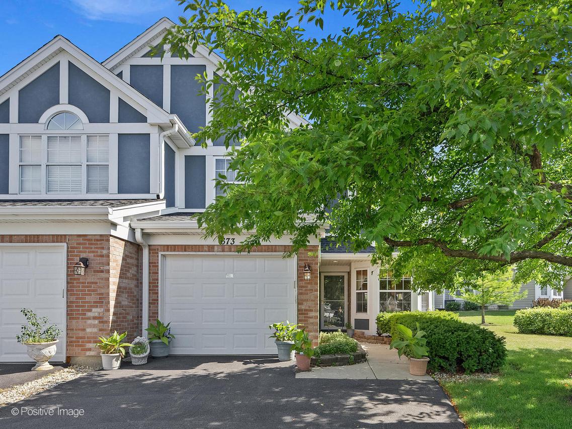 673 Kingsbridge Dr., Carol Stream, IL 60188