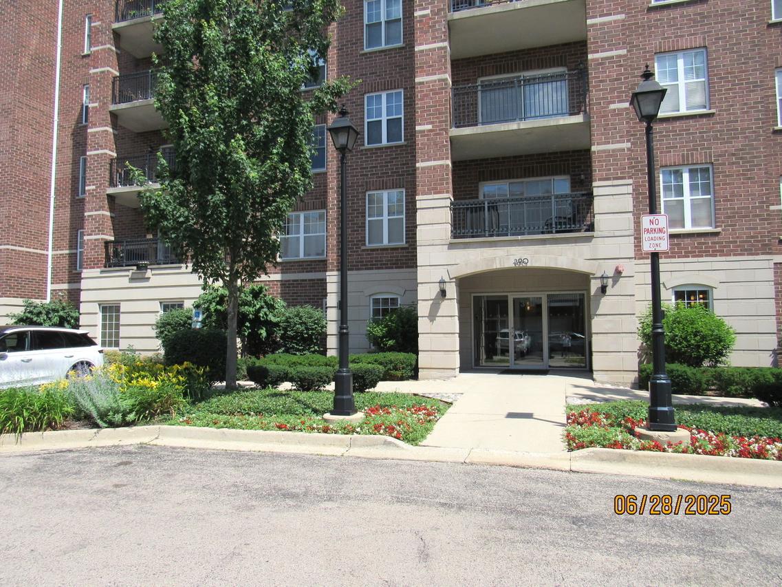 390 W Mahogany Ct. #610, Palatine, IL 60067