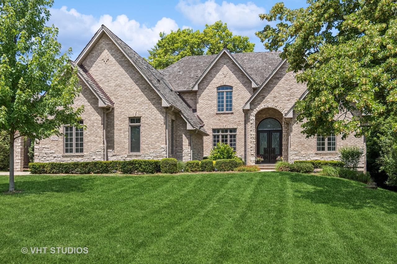 22W274 Elmwood Dr., Glen Ellyn, IL 60137