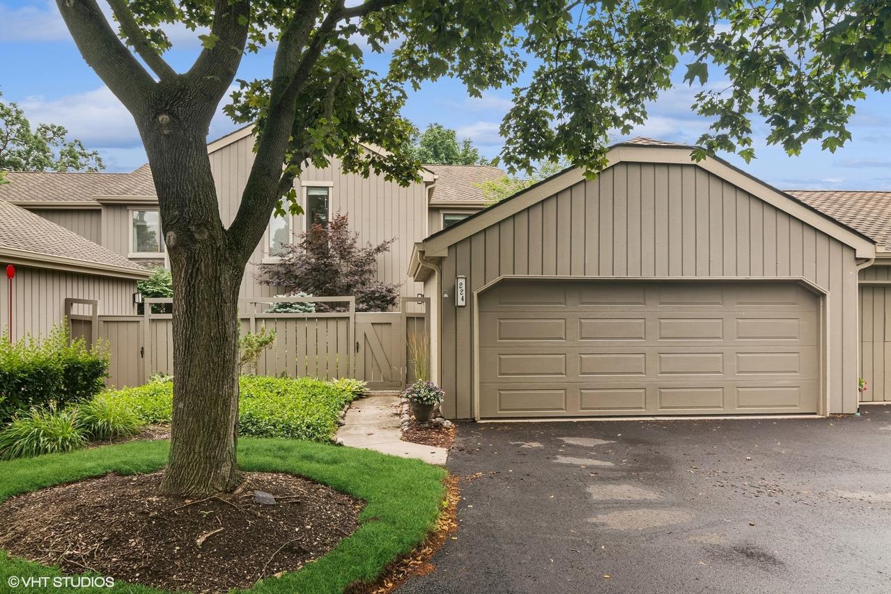 224 Bluff Ct., Lake Barrington, IL 60010
