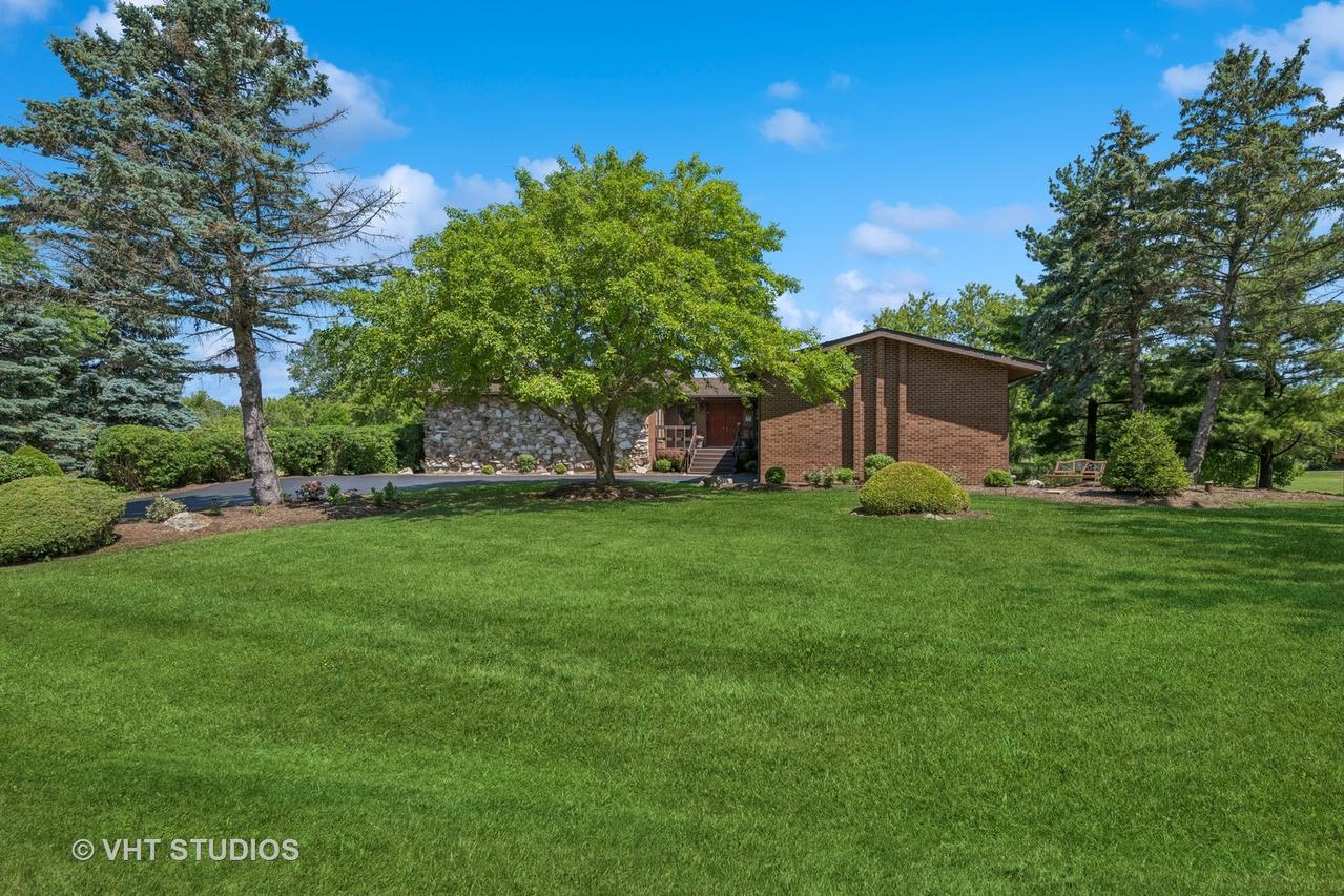 104 Lois Ln., Deer Park, IL 60010
