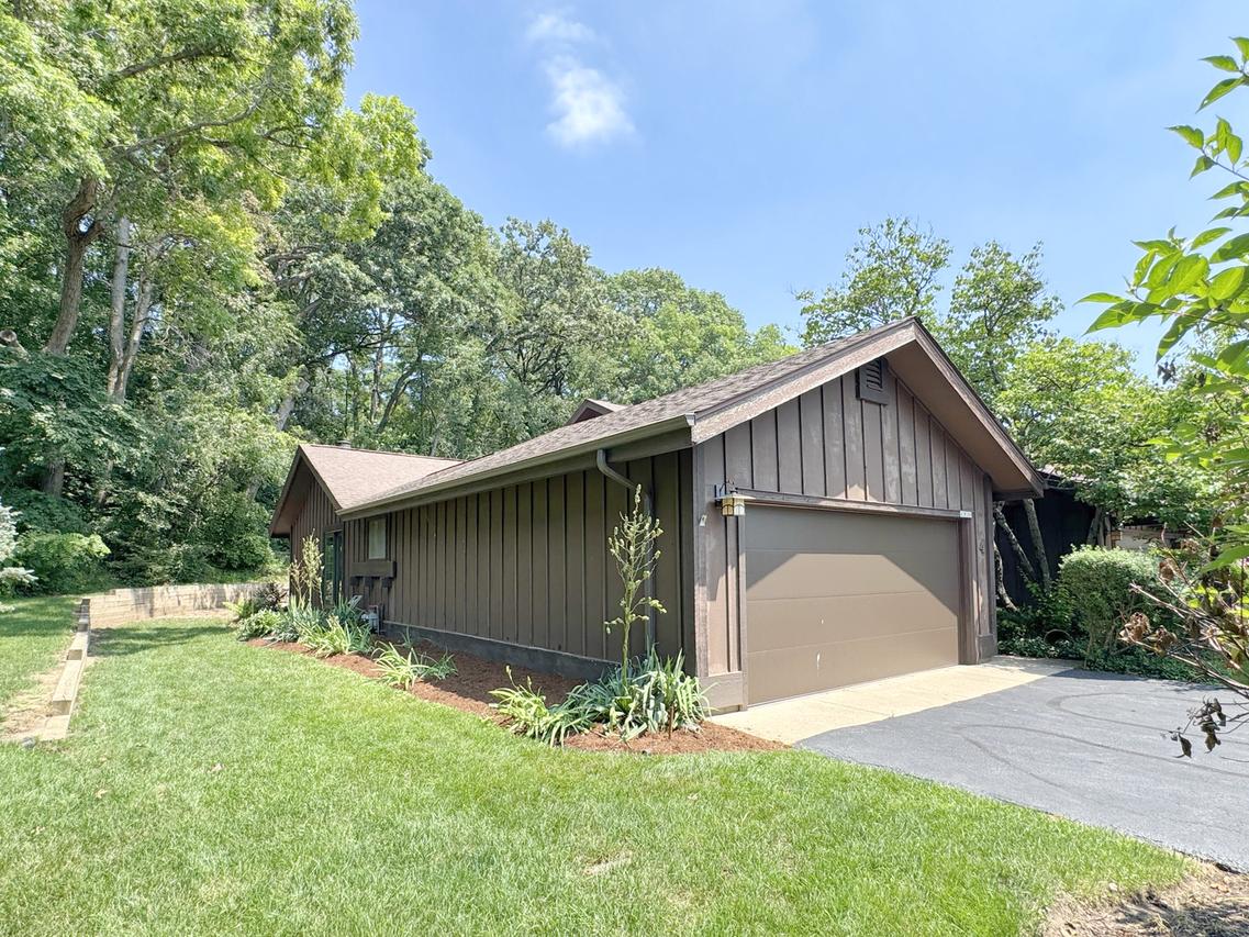 42W396 Hawthorne Ct., St. Charles, IL 60175