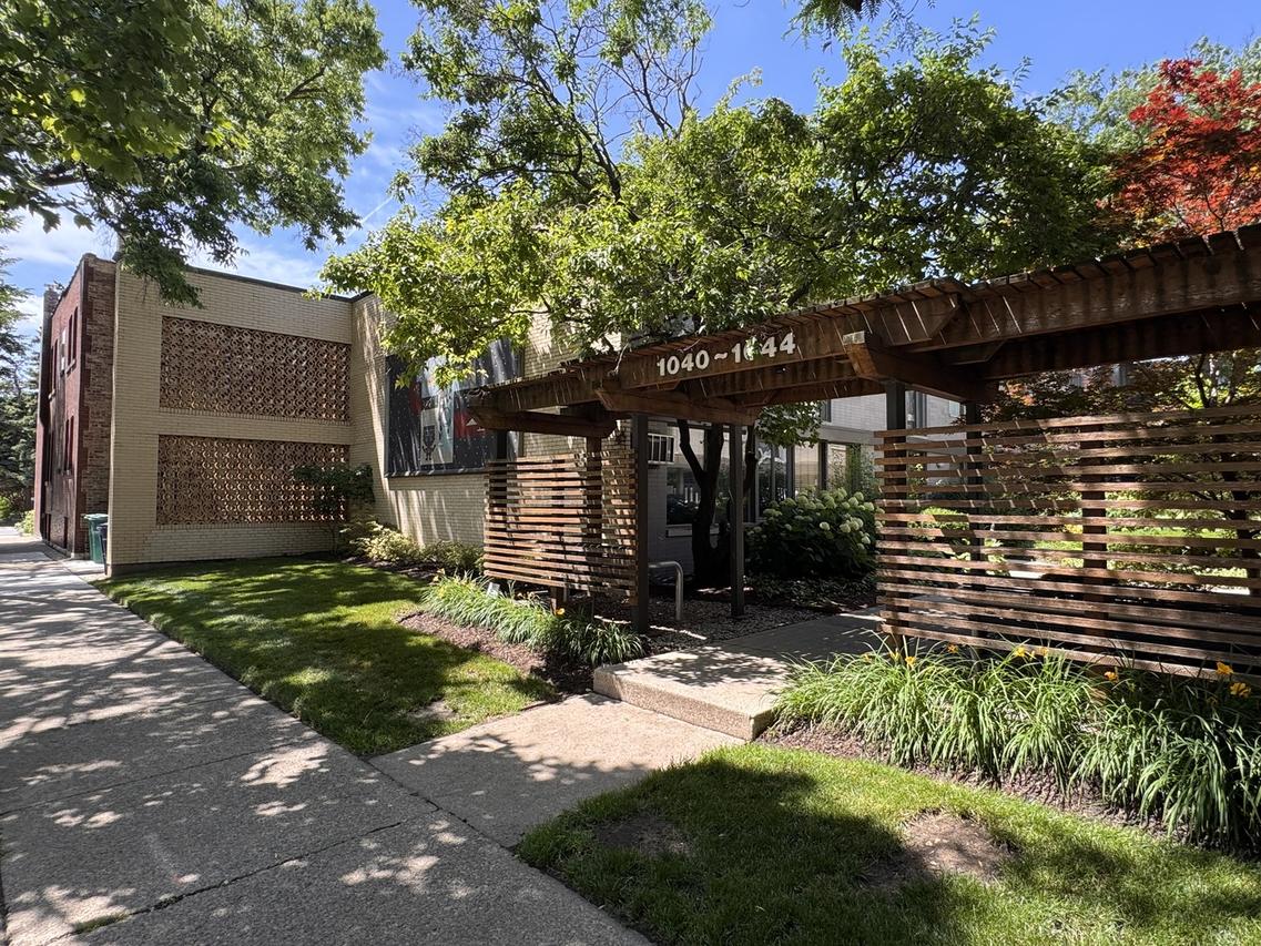 1044 Ontario St. #2E, Oak Park, IL 60302
