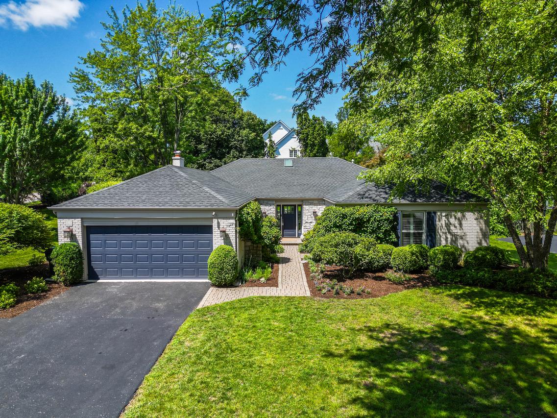 701 Stonegate Rd., Libertyville, IL 60048