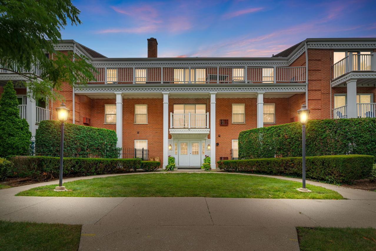90 6th Ave. #107, La Grange, IL 60525