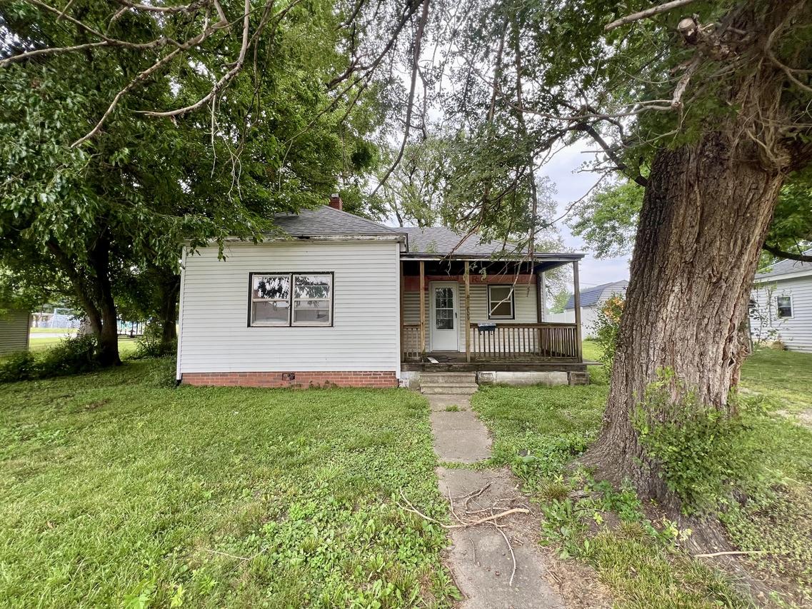 809 E Macon St., Clinton, IL 61727