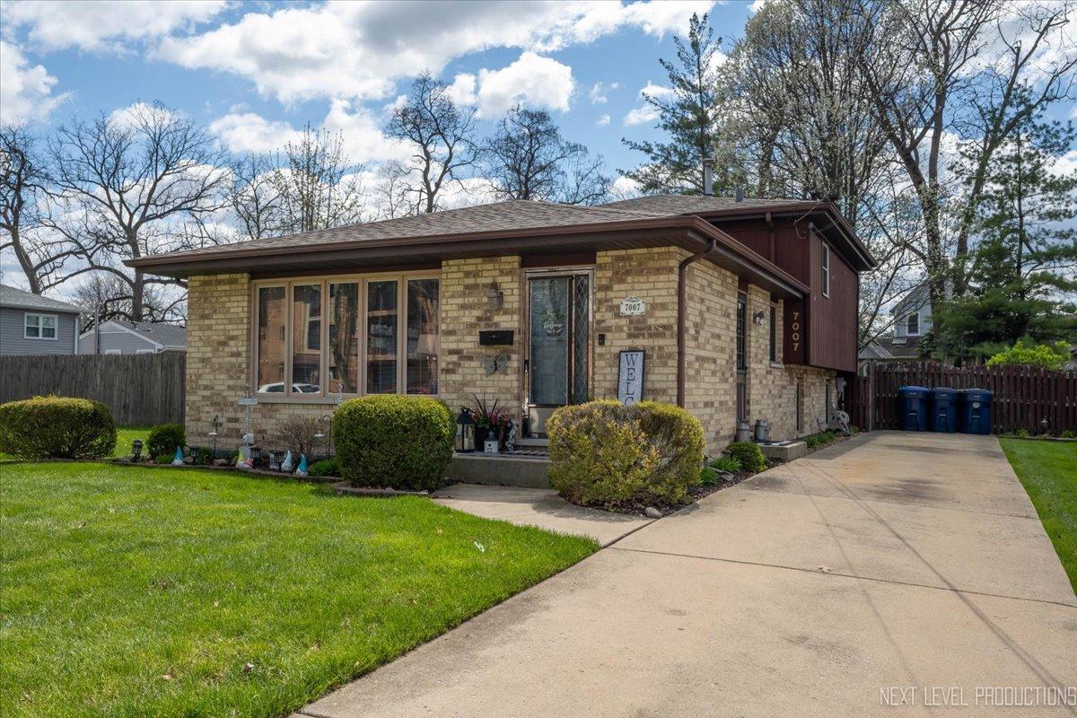 7007 W 110th St., Worth, IL 60482