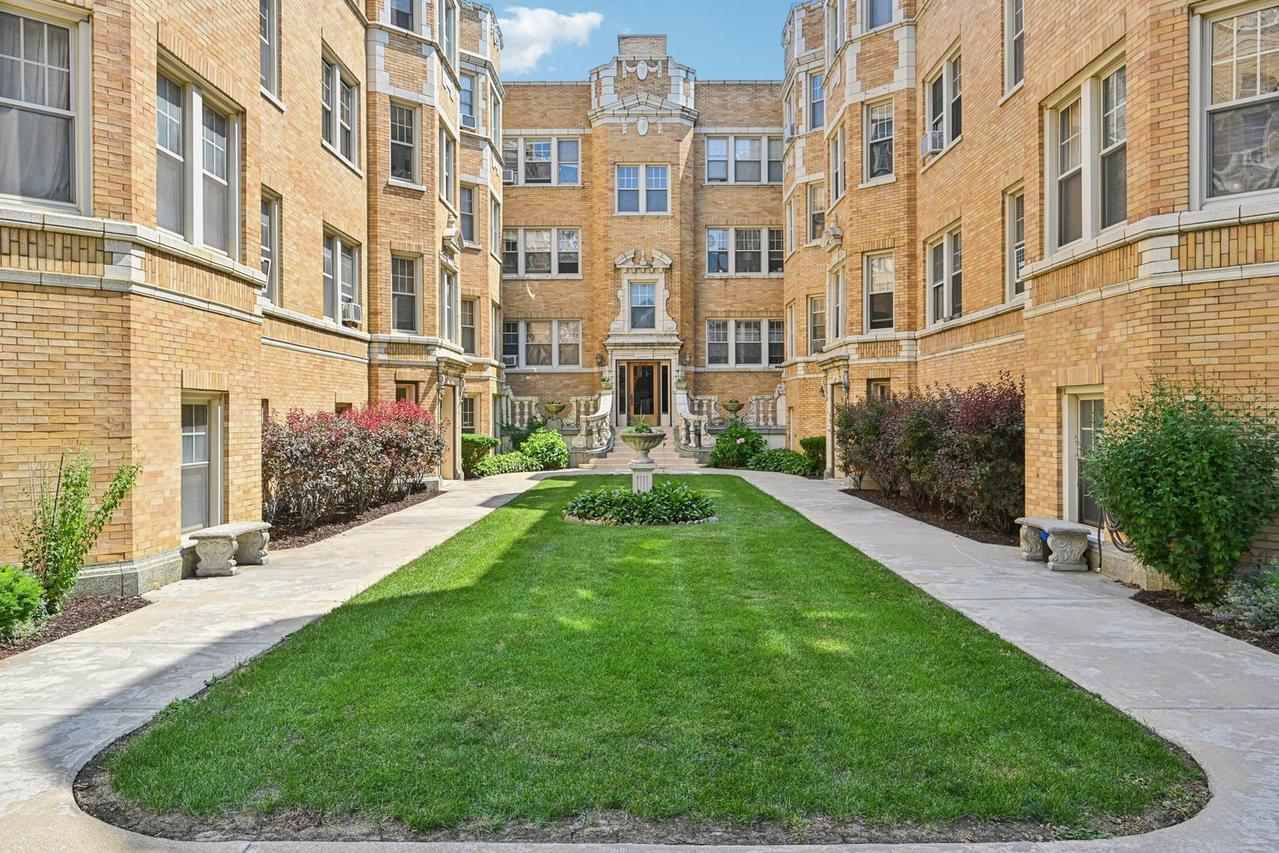 245 W Washington Blvd. #2B, Oak Park, IL 60302