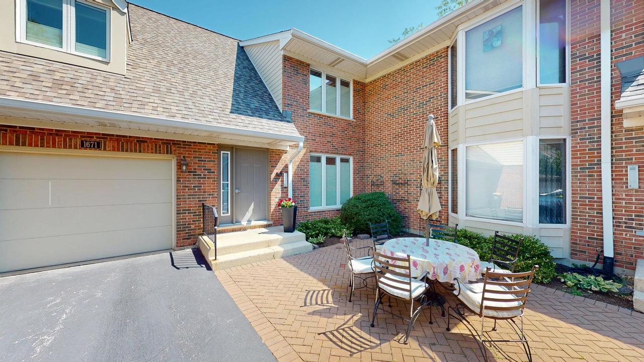1671 N Belmont Ct., Arlington Heights, IL 60004