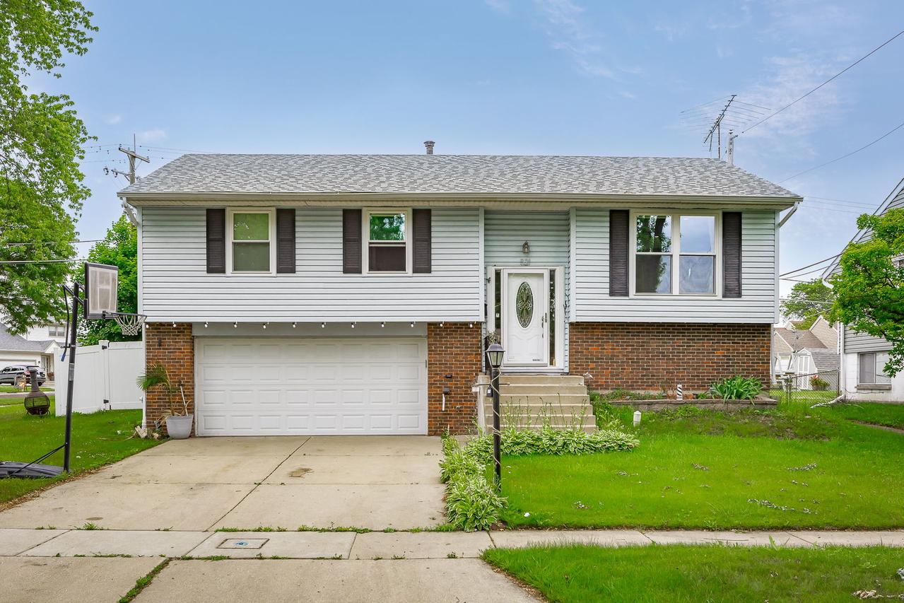 521 Newberry Dr., Streamwood, IL 60107
