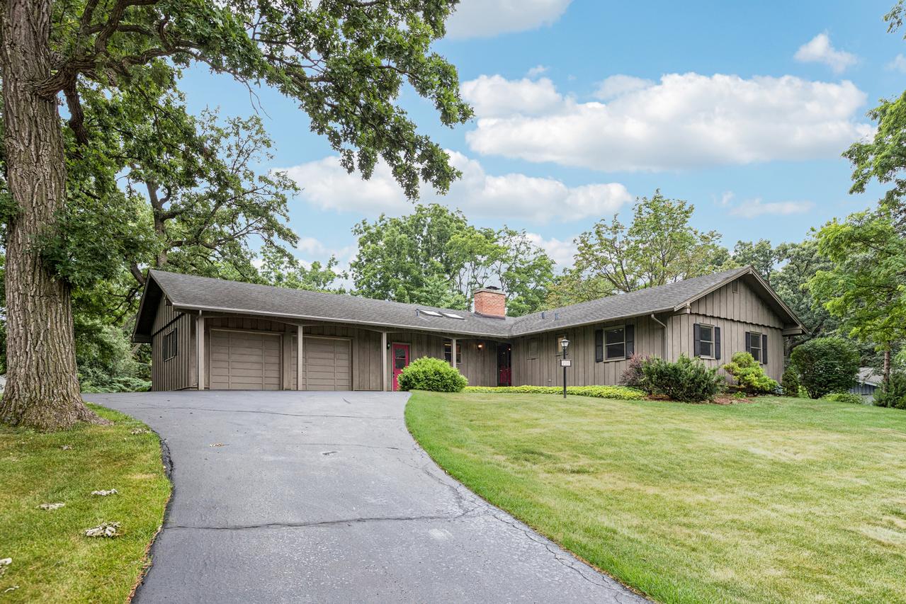 205 Sherwood Rd., Elgin, IL 60120