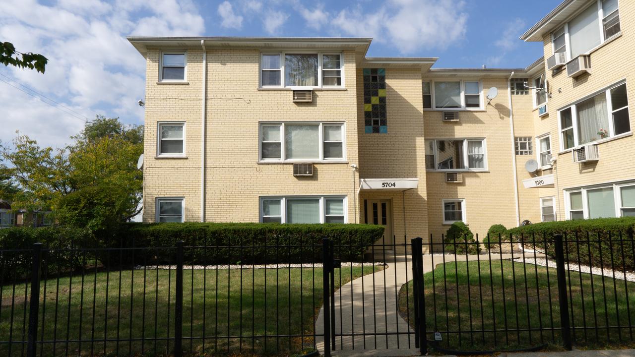 5704 W Montrose Ave. #2B, Chicago, IL 60634