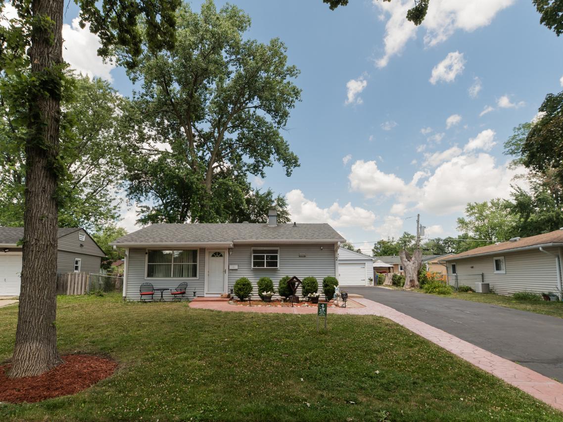 2 Sparrow Rd., Carpentersville, IL 60110