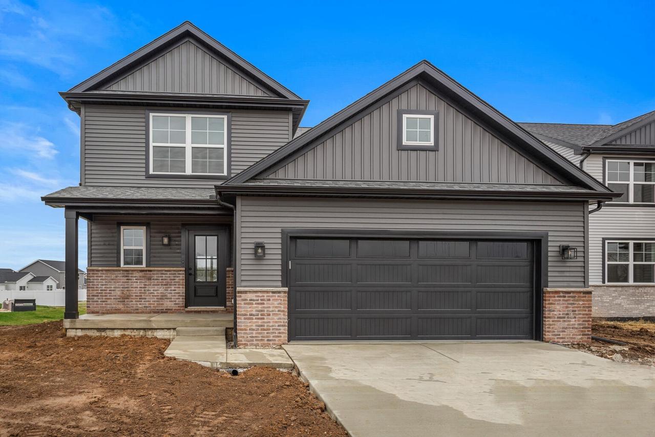 25 Meadow Dr., Monticello, IL 61856