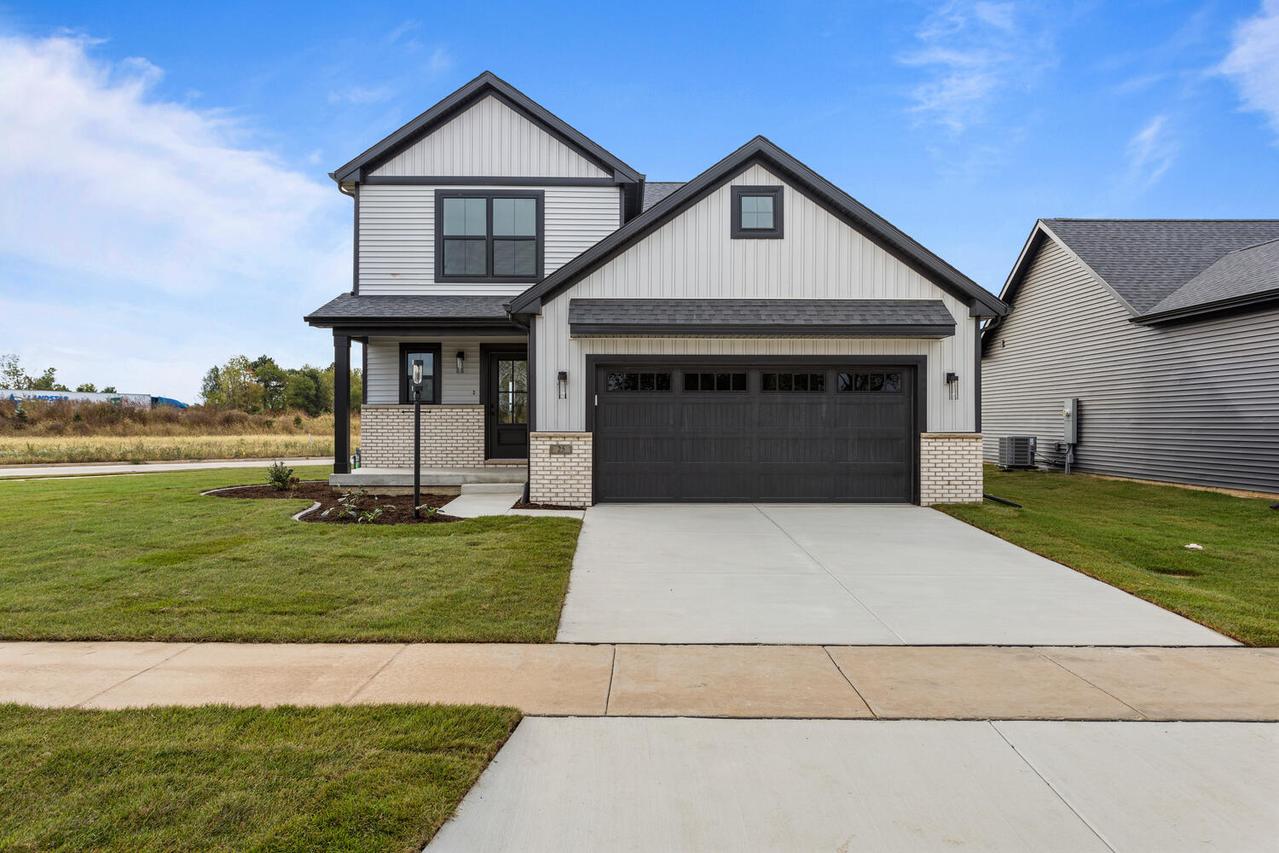 25 Meadow Dr., Monticello, IL 61856