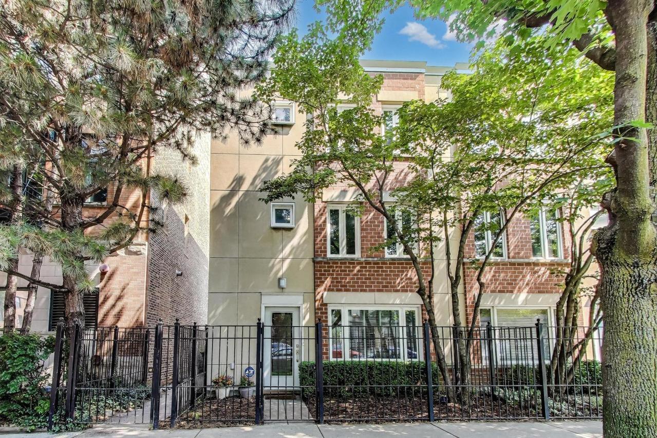 3900 N Fremont St. #I, Chicago, IL 60613