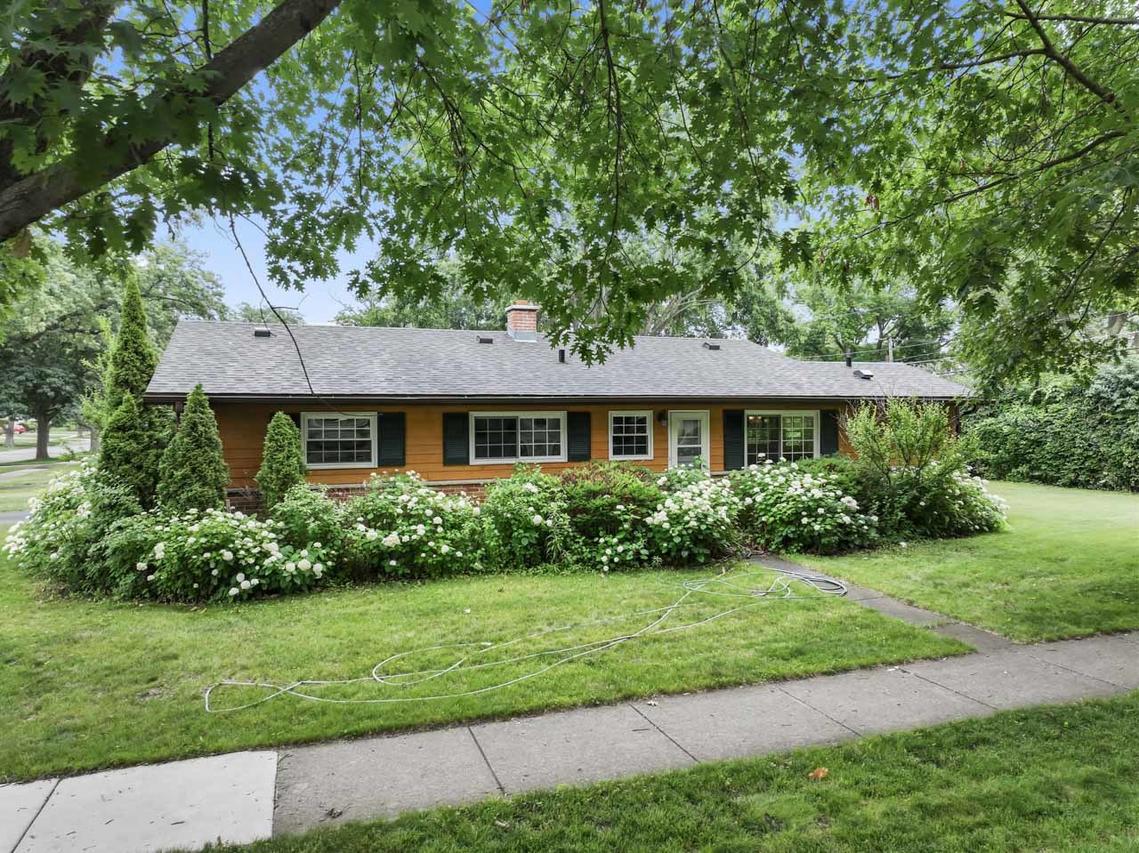 1207 W Busse Ave., Mount Prospect, IL 60056