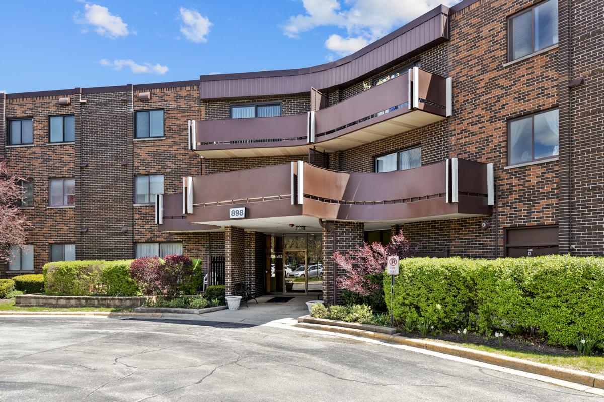 898 Wellington Ave. #218, Elk Grove Village, IL 60007