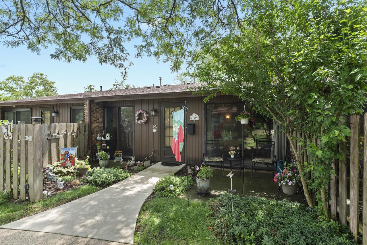 485 Raintree Ct. #B, Glen Ellyn, IL 60137