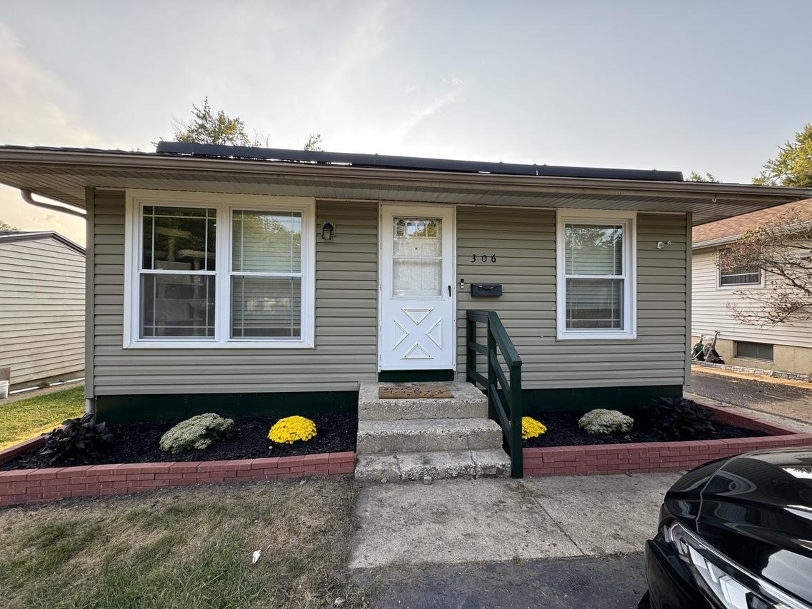 306 Grandview Dr., Round Lake Park, IL 60073