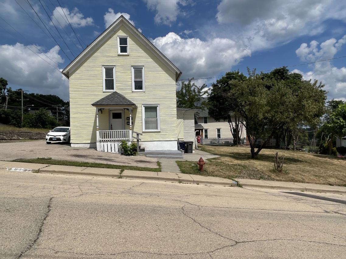 226 Mountain St., Elgin, IL 60123