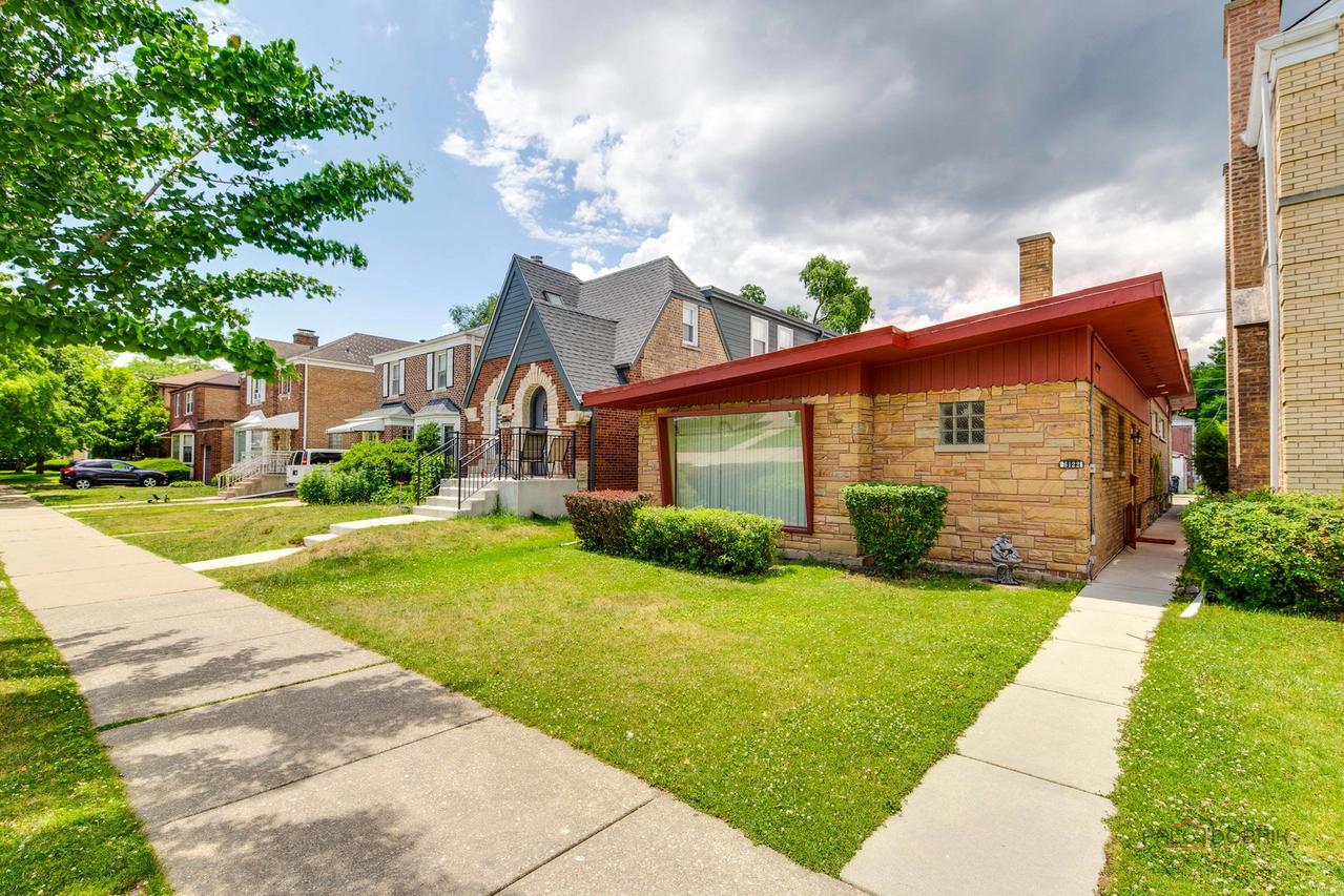 6122 N Central Park Ave., Chicago, IL 60659