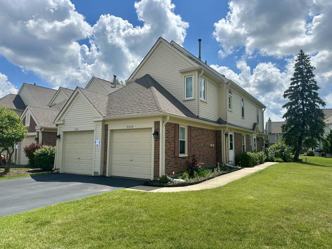 304 University Ln. #5, Elk Grove Village, IL 60007