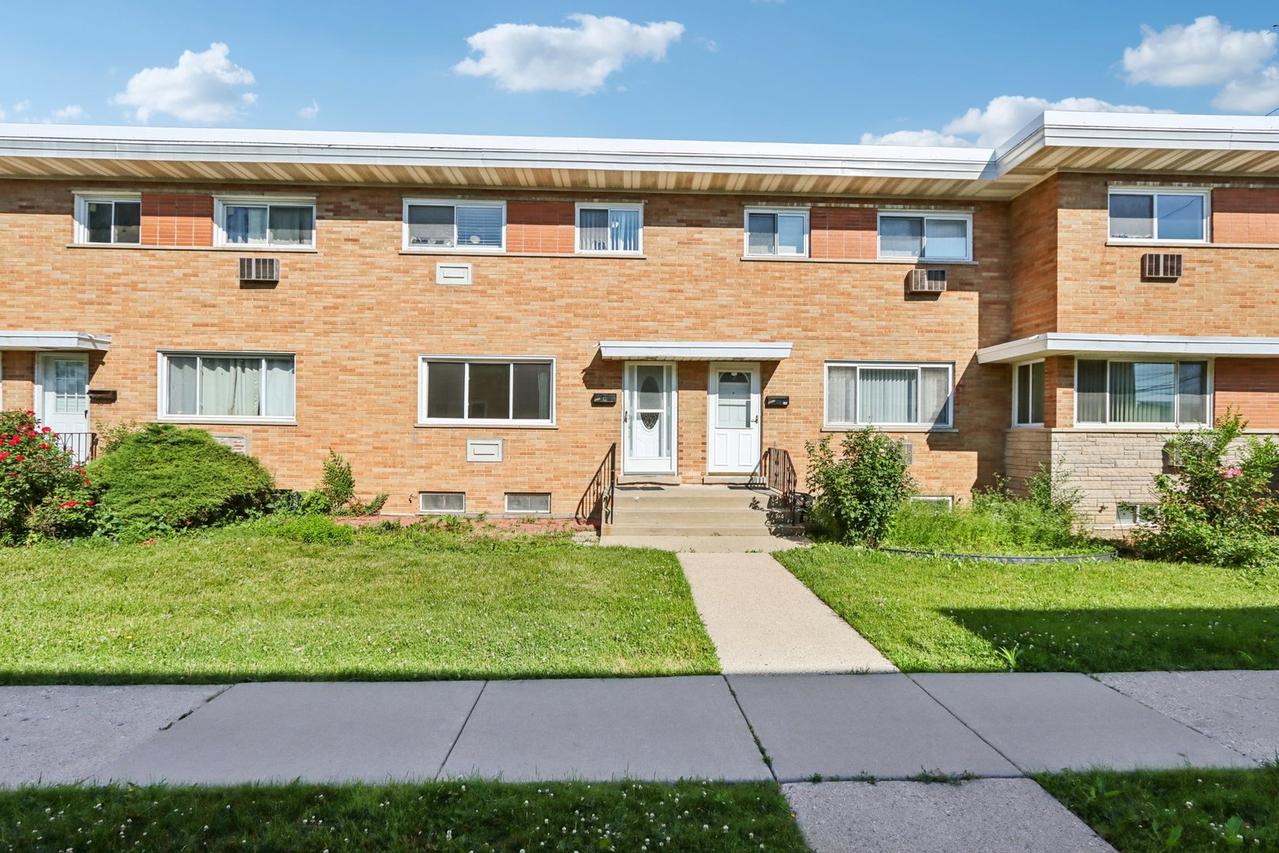 8666 Gregory Ln. #C, Des Plaines, IL 60016