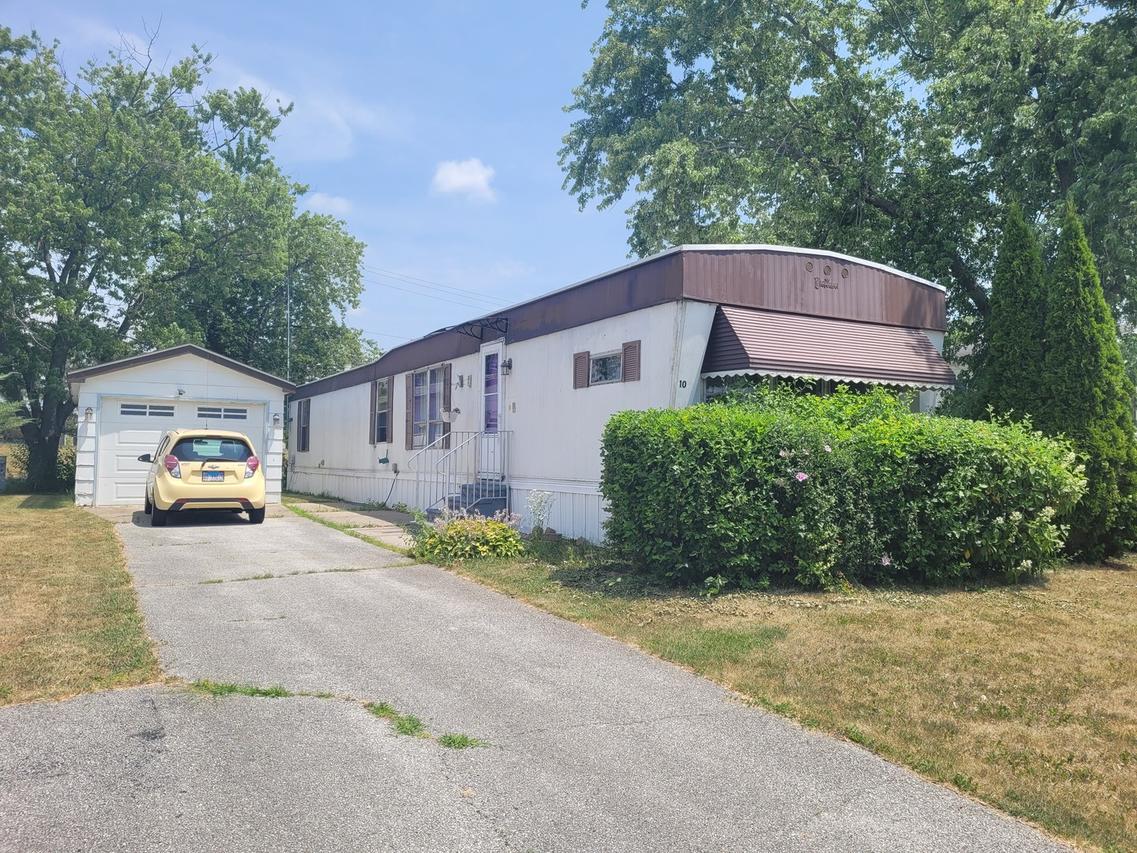 10 Meadowlark Ln., Beecher, IL 60401